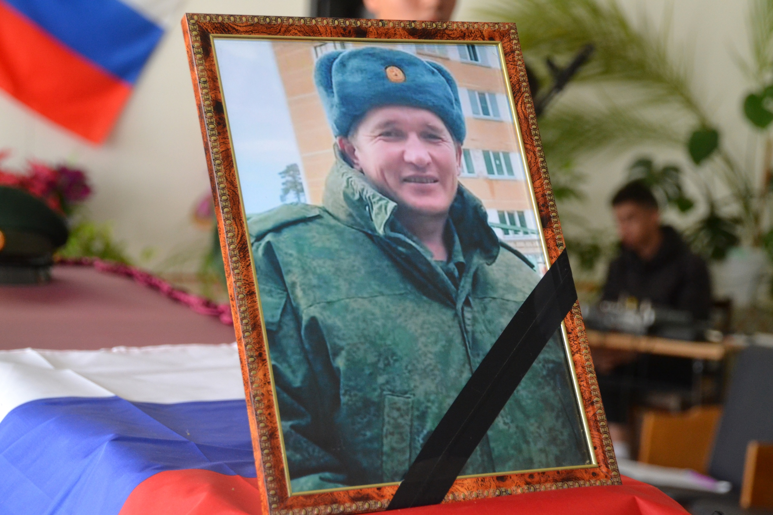 Уразметьево пермский край октябрьский. Могила погибшего в Чечне. Мать погибшего солдата.